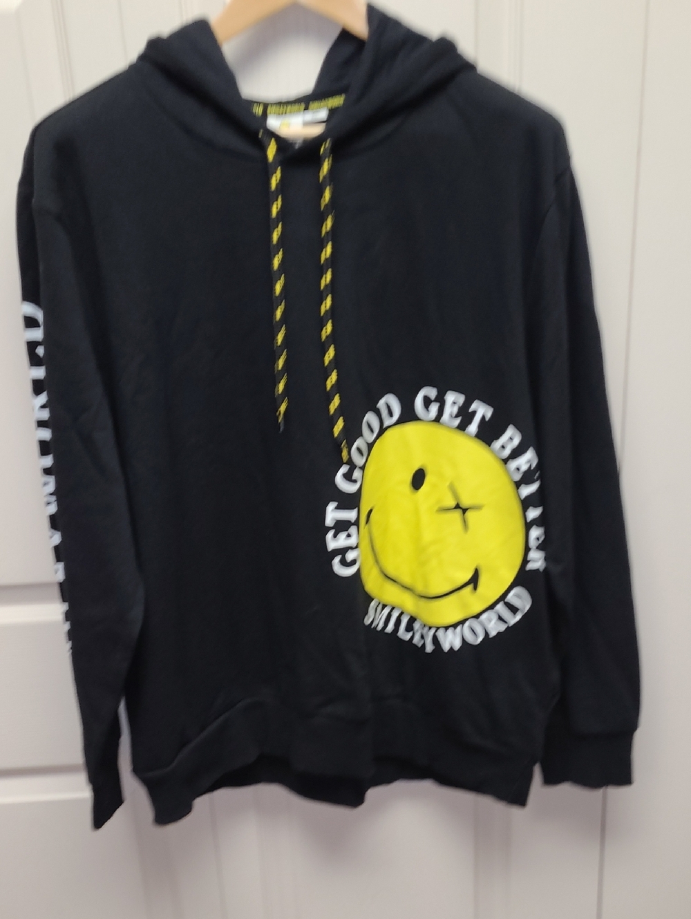 NWT Smileyworld  Black long sleeve Hoodie with Yellow Smiley & side seam pockets